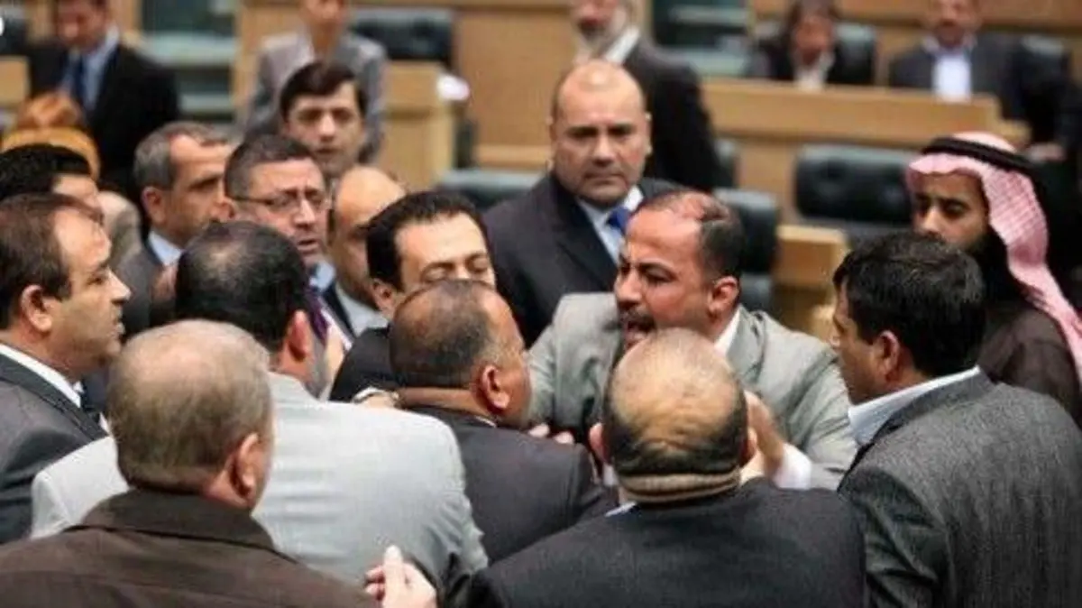 فوضى ومشادات في جلسة التصويت على القوانين الجدلية، ونواب يطعنون بشرعيتها أمام القضاء..