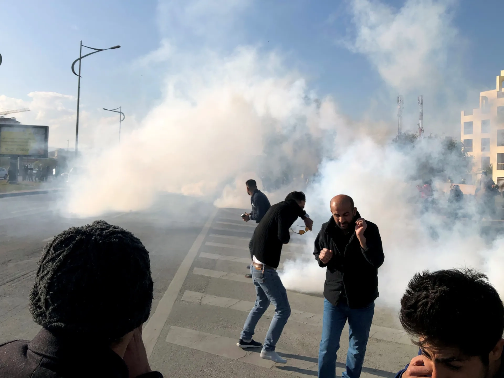 قوات الأمن الكردية تمنع معلمين محتجين من دخول أربيل وتستخدم العنف ضدهم